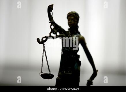 Recht und Gerechtigkeit Konzept mit Skala und Themis im Hintergrund. Komposition vor Gericht Stockfoto