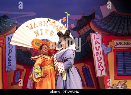 l-r: Tameka Empson (Empress of China), Clive Rowe (Widow Twankey) in ALADDIN at the Hackney Empire, London E8 03/12/2009 Geschrieben & Regie von Susie McKenna Design: Lotte Collett Beleuchtung: David W Kidd Stockfoto