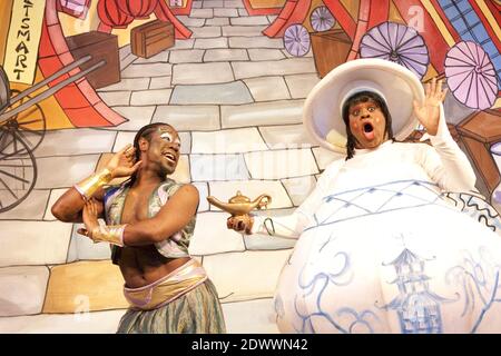 l-r: Kat B (Genie of the Lamp), Clive Rowe (Widow Twankey) in ALADDIN at the Hackney Empire, London E8 03/12/2009 Geschrieben & Regie von Susie McKenna Design: Lotte Collett Beleuchtung: David W Kidd Stockfoto