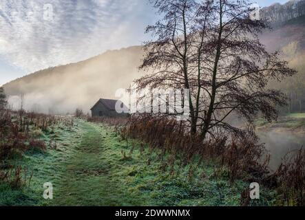 Bootshaus an einem nebelbedeckten Fluss Wye in Brockweir. Stockfoto