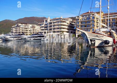 Tivat / Montenegro - Dezember 13 2020: Blick auf Porto Montenegro in Tivat Stadt - Full Service Yacht Marina. Montenegro, Adria Stockfoto