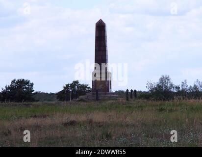 Obelisk - Denkmal zur Erinnerung an die Manoevres Friedrichs des Großen mit 44,000 Truppen im Jahr 1753. Sielmanns Naturlandschaft Döberitzer Heide Stockfoto