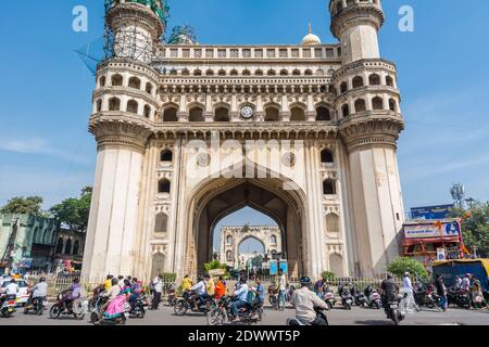 Charminar oder vier Minarette in Renovierung, das ist ein Denkmal und Moschee, im Jahr 1591 gebaut. Stockfoto