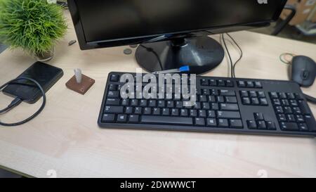 Ein Arbeitsbereich eines Büros mit Maustastatur und Holztisch Stockfoto
