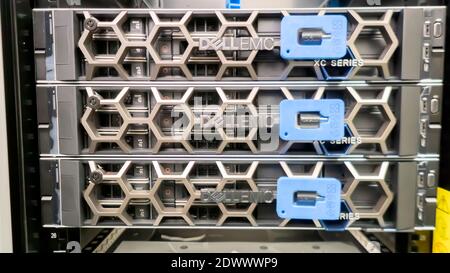 Rawang, Selangor, Malaysia, 23. Dezember 2020 – Dell Logo auf Server-Rack im Rechenzentrum. Stockfoto