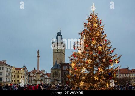 Prag, Tschechische Republik - Dezember 12 2020: Altstädter Ring mit Rathaus, Mariensäule und Weihnachtsbaum mit bunten Lichtern geschmückt. Stockfoto