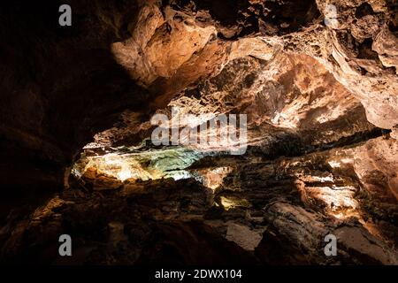 Braune Höhle Lava Rohr beleuchtet auf den Kanarischen Inseln. Geologische Höhlenbildung, touristische Attraktionen Konzepte Stockfoto