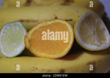 Zitrusfrüchte in Scheiben geschnitten und auf Banane für gelegt Kontrast Stockfoto