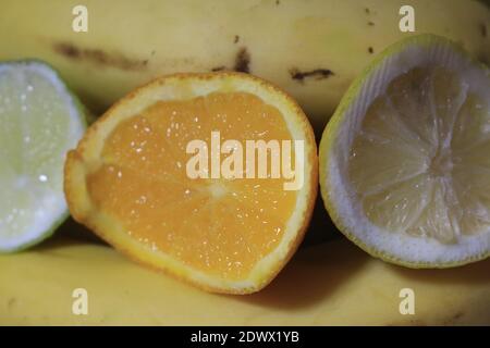 Zitrusfrüchte in Scheiben geschnitten und auf Banane für gelegt Kontrast Stockfoto