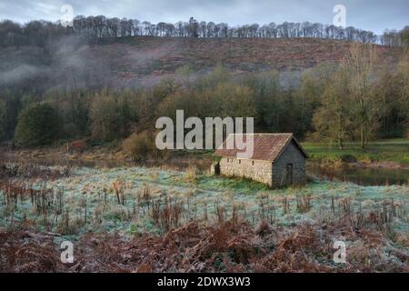 Bootshaus an einem nebelbedeckten Fluss Wye in Brockweir. Stockfoto