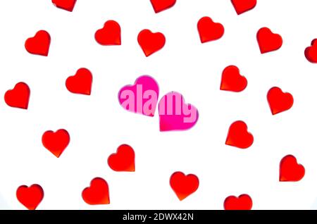 Viele rote Herzen auf weißem Hintergrund in Die Mitte von zwei rosa Herzen Stockfoto