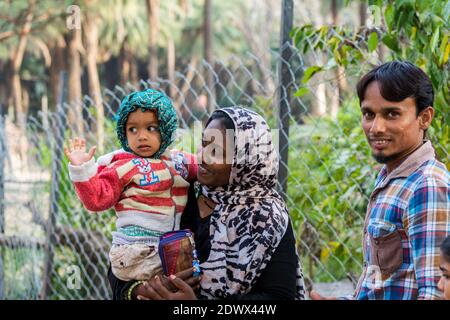 Eine indische muslimische Familie, die mit dem Hintergrund des Drahtes steht Netzzaun in Nehru Zoological Park Hyderabad Indien Stockfoto