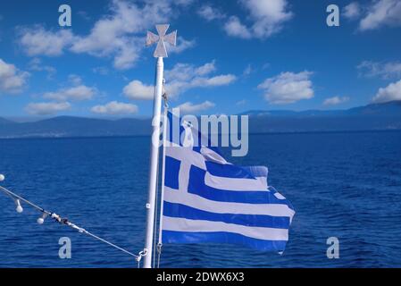 Griechenland, die Flagge Griechenlands winkt auf einem Schiff. Stockfoto