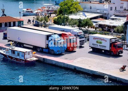 Griechenland, der Hafen von Skiathos, Lastwagen warten auf ein Schiff zu besteigen Stockfoto