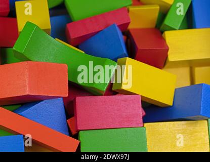 Viele bunte Holzbausteine Stockfoto