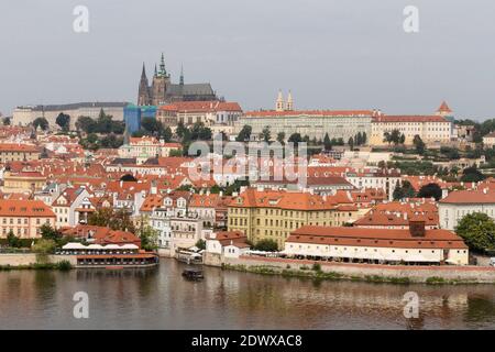 Moldau mit Blick auf die Prager Burg den Hradschin in Prag, Tschechien Stockfoto