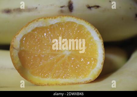 Zitrusfrüchte in Scheiben geschnitten und auf Banane für gelegt Kontrast Stockfoto