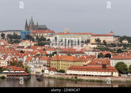 Moldau mit Blick auf die Prager Burg den Hradschin in Prag, Tschechien Stockfoto