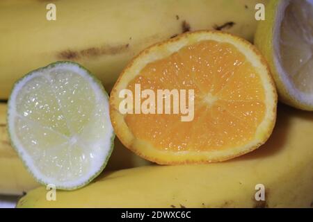 Zitrusfrüchte in Scheiben geschnitten und auf Banane für gelegt Kontrast Stockfoto