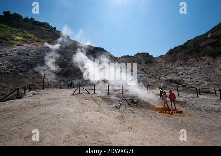 Heißer Dampf und schwefelhaltige Dämpfe steigen aus der Fumarole des Vulkans Solfatara. Pozzuoli, Campi Flegrei (Phlegräische Felder), Neapel, Kampanien, Italien Stockfoto