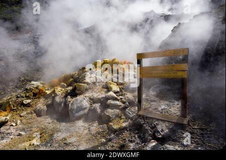 Heißer Dampf und schwefelhaltige Dämpfe steigen aus dem Vulkan Solfatara. Pozzuoli, Campi Flegrei (Phlegräische Felder), Neapel, Kampanien, Italien Stockfoto