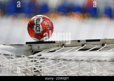 Kiel, Deutschland. Dezember 2020. Handball: Bundesliga, THW Kiel - Rhein-Neckar Löwen, Matchday 15. Ein Handball liegt auf der Querlatte eines Tores. Kredit: Frank Molter/dpa/Alamy Live Nachrichten Stockfoto