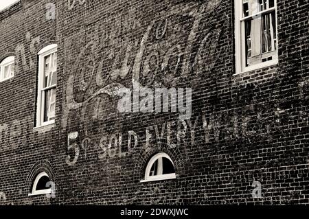 Eine Vintage-Anzeige für Coca-Cola - ein verblassenes Wandbild an einer Gebäudewand in der historischen Downtown Mall, Charlottesville, Virginia, USA Stockfoto