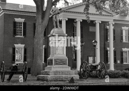 Die jetzt entfernte konföderierte Gedenkstatue mit Kanonen. Old Albemarle County Courthouse, Charlottesville, Virginia, USA Stockfoto