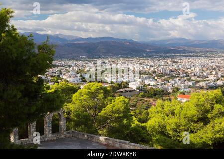Blick auf die Skyline von Chania mit Bergkette vom Venizelos Graves Park auf dem Berg Prophet Elias, Region Chania, Kreta, Griechenland Stockfoto