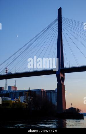 Hamburg, Deutschland: Pylon der Kohlbrandbrücke in Hamburg in der Dämmerung Stockfoto