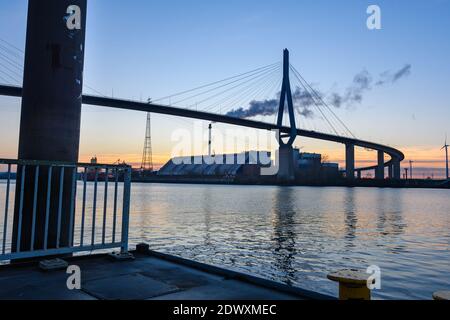 Hamburg, Deutschland: Kohlbrand-Brücke in Hamburg in der Dämmerung Stockfoto