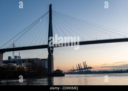 Hamburg, Deutschland: Kohlbrand-Brücke in Hamburg in der Dämmerung Stockfoto