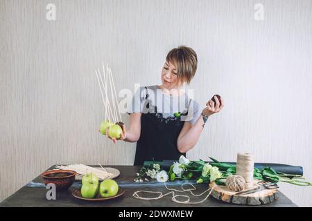 Flower Trends 2021, Natürlichkeit, Blumenarranging, Floristen-Tricks, Tipps. Kleinunternehmen. Floral Design Studio, Dekorationen und Arrangements Stockfoto
