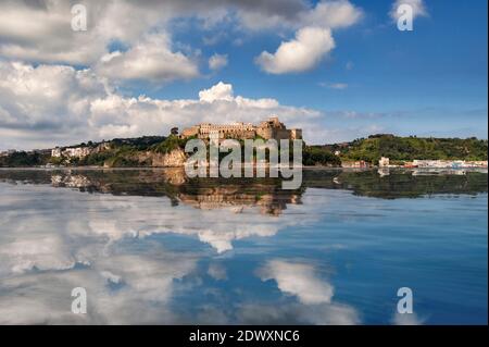 Aragonese Castle von Baia vom Meer aus gesehen mit Himmel im Wasser reflektiert. Baia (Campi Flegrei (Phlegräische Felder), Neapel, Kampanien, Italien Stockfoto