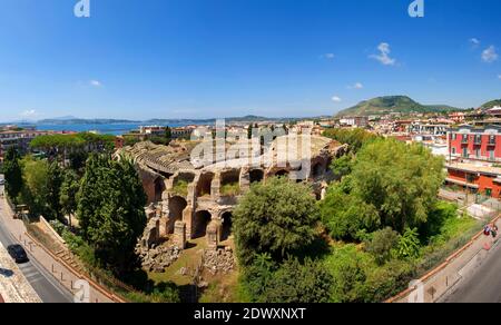 Blick auf das Flavian Amphitheater von oben. Pozzuoli, Campi Flegrei (Phlegräische Felder), Neapel, Kampanien, Italien Stockfoto