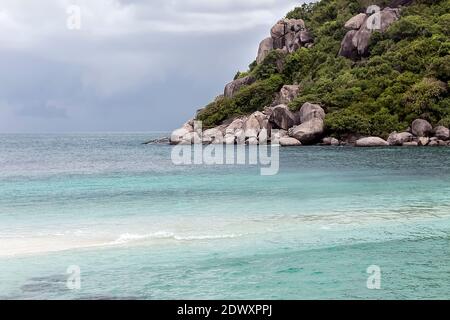 Tropische Meerinseln Landschaft von oben. Kleine tropische Insel mit weißem Sandstrand. Wunderschöne Insel auf dem Atoll, Blick von oben. Tropisches Meer ist Stockfoto