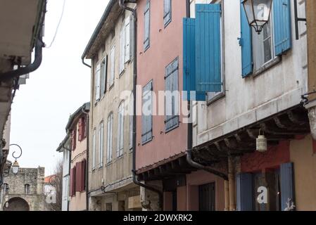 MIREPOIX, FRANKREICH - 21. dezember 2020: Alte Rahmenhäuser am Hauptplatz des mittelalterlichen Dorfes Mirepoix in Südfrankreich Stockfoto