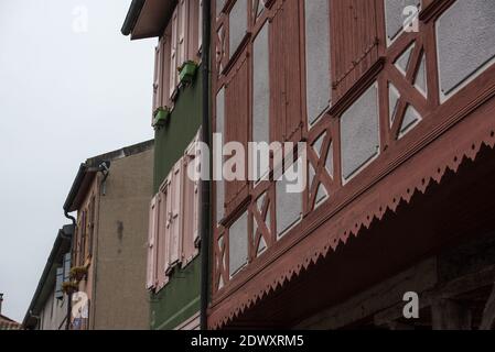 MIREPOIX, FRANKREICH - 21. dezember 2020: Alte Rahmenhäuser am Hauptplatz des mittelalterlichen Dorfes Mirepoix in Südfrankreich Stockfoto