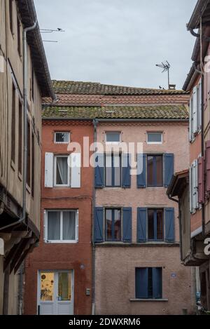 MIREPOIX, FRANKREICH - 21. dezember 2020: Alte Rahmenhäuser am Hauptplatz des mittelalterlichen Dorfes Mirepoix in Südfrankreich Stockfoto