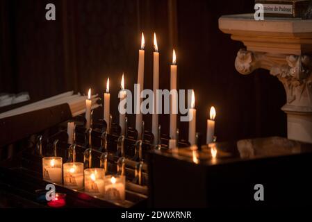 MIREPOIX, FRANKREICH - 21. dezember 2020: Alte Kathedrale von Saint Maurice des mittelalterlichen Dorfes Mirepoix in Südfrankreich Stockfoto