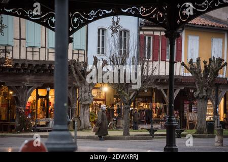 MIREPOIX, FRANKREICH - 21. dezember 2020: Alte Rahmenhäuser am Hauptplatz des mittelalterlichen Dorfes Mirepoix in Südfrankreich Stockfoto