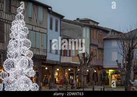 MIREPOIX, FRANKREICH - 21. dezember 2020: Alte Rahmenhäuser am Hauptplatz des mittelalterlichen Dorfes Mirepoix in Südfrankreich Stockfoto