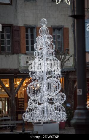 MIREPOIX, FRANKREICH - 21. dezember 2020: Alte Rahmenhäuser am Hauptplatz des mittelalterlichen Dorfes Mirepoix in Südfrankreich Stockfoto