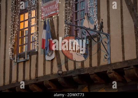 MIREPOIX, FRANKREICH - 21. dezember 2020: Alte Rahmenhäuser am Hauptplatz des mittelalterlichen Dorfes Mirepoix in Südfrankreich Stockfoto