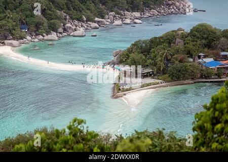 Ko Nang Yuan, Thailand, 02.19.2020. Wunderschöne Insel in Thailand. Eine kleine tropische Insel mit einem weißen Sandstrand. Der Blick von oben. Inselmeer Stockfoto