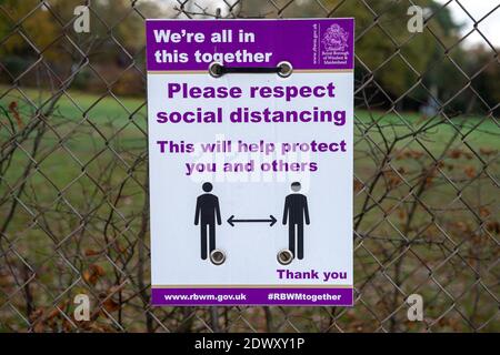 Ascot, Berkshire, Großbritannien. November 2020. A Royal Borough of Windsor and Maidenhead Covid-19 Coronavirus Wir sind alle in diesem gemeinsamen sozialen Distanzierungszeichen in Ascot. Quelle: Maureen McLean/Alamy Stockfoto