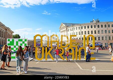 Kiew, Ukraine - Juli 13, 2019: Leute auf der Messe in der Nähe der Titel IN DER UKRAINE, eine Straße Markt Festival am Wochenende, Handwerk Messen Stockfoto