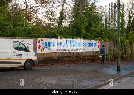 Ascot, Berkshire, Großbritannien. November 2020. Ein Dankeschön NHS Unsere Helden Banner vor dem NHS Heatherwood Hospital in Ascot. Quelle: Maureen McLean/Alamy Stockfoto