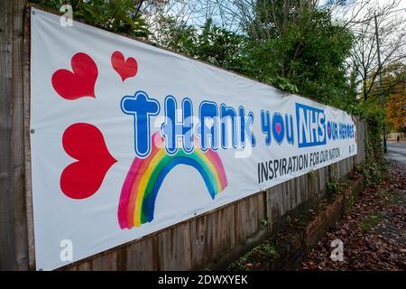 Ascot, Berkshire, Großbritannien. November 2020. Ein Dankeschön NHS Unsere Helden Banner vor dem NHS Heatherwood Hospital in Ascot. Quelle: Maureen McLean/Alamy Stockfoto