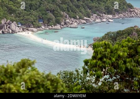 Ko Nang Yuan, Thailand, 02.19.2020. Wunderschöne Insel in Thailand. Eine kleine tropische Insel mit einem weißen Sandstrand. Der Blick von oben. Inselmeer Stockfoto